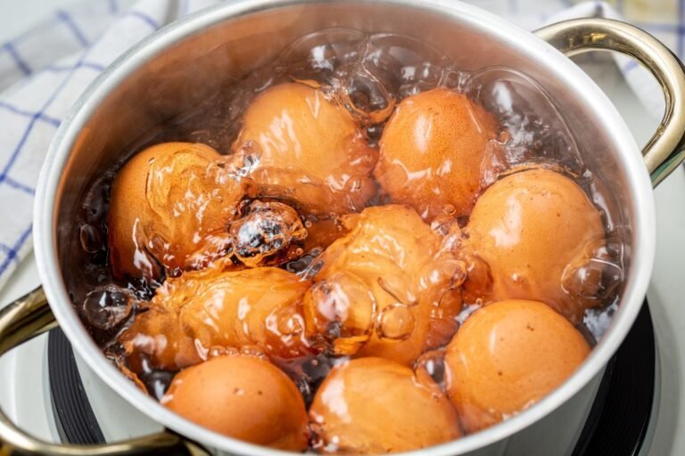 Benefícios de adicionar sal na água ao cozinhar ovos