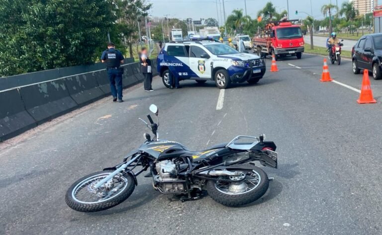 Médico comemora motociclista estar bem após pancada grave na Linha Verde