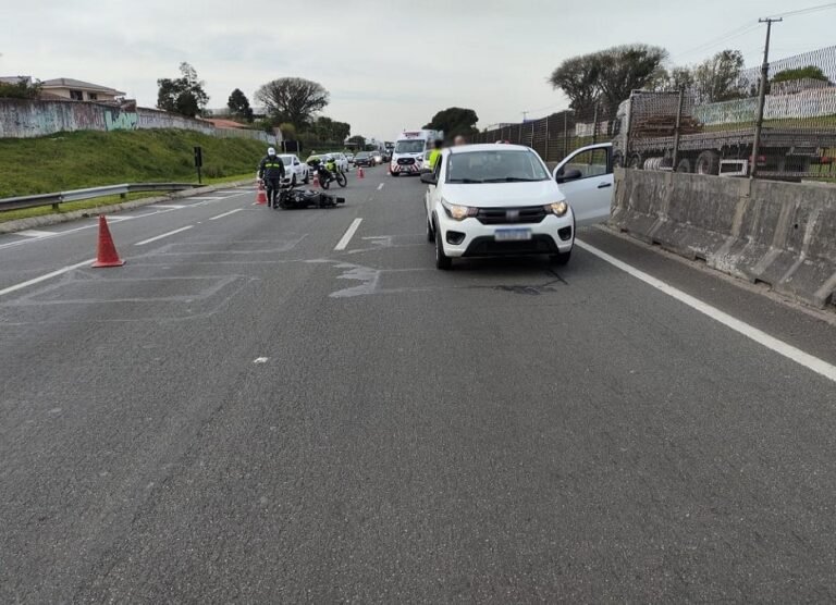 Motoqueiro fica ferido após atingir traseira de carro no Cajuru