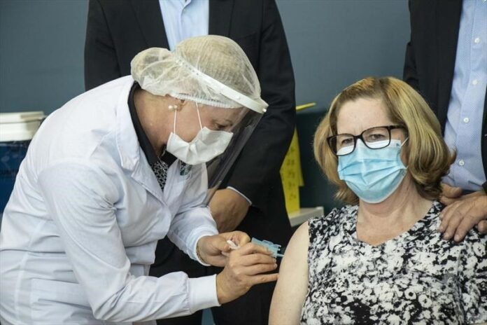 Márcia Huçulak no início da vacinação contra covid-19., em janeiro de 2021 (Foto: SMCS)