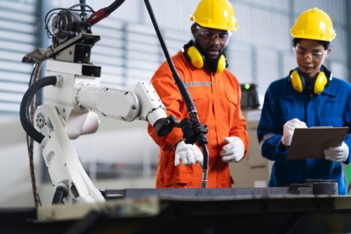 engineer-cooperation-male-female-technician-maintenance-control-relay-robot-arm-system-welding-with-tablet-laptop-control-quality-operate-process-work-heavy-industry-40-manufacturing-factory Apesar de os gastos com P&D terem aumentado nominalmente, chegando a R$ 38,3 bilhões, o uso de incentivos públicos encolheu entre empresas inovadoras