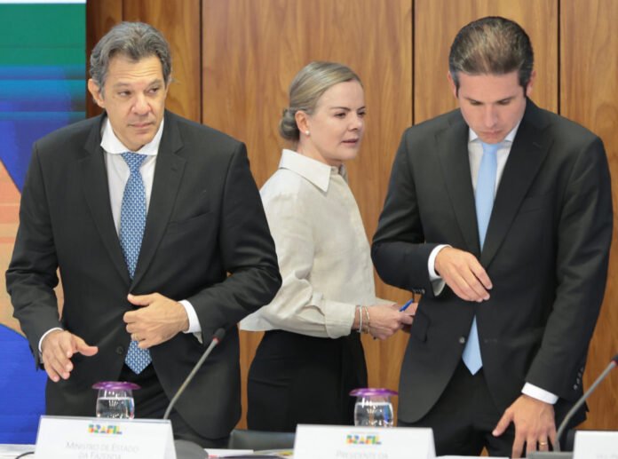 Em meio à crise do IOF, Gleisi Hoffmann defende Hugo Motta e elogia 'responsabilidade' na Câmara - Folha de Curitiba