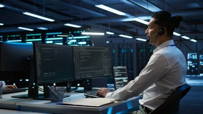 Server hub IT professional talking in microphone with system administrators Empresas aceleram a migração para o ERP da SAP, mas descobrem que o sucesso depende de engajar pessoas e transformar processos