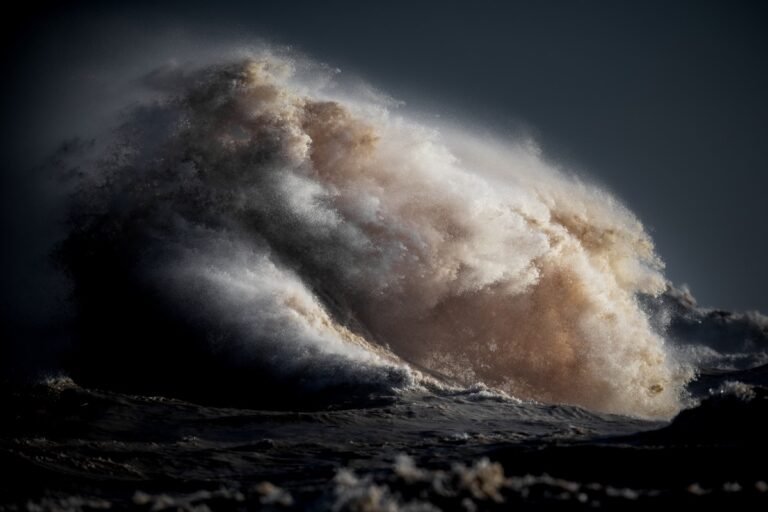Como se formam ondas gigantes no mar