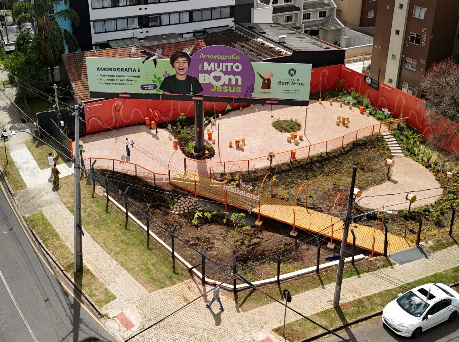 Idealizado pela Midialand, o espaço no bairro Água Verde reúne uma estação de compostagem, jardim de abelhas e uma charmosa área de descanso e lazer, unindo natureza, sustentabilidade e convivência.