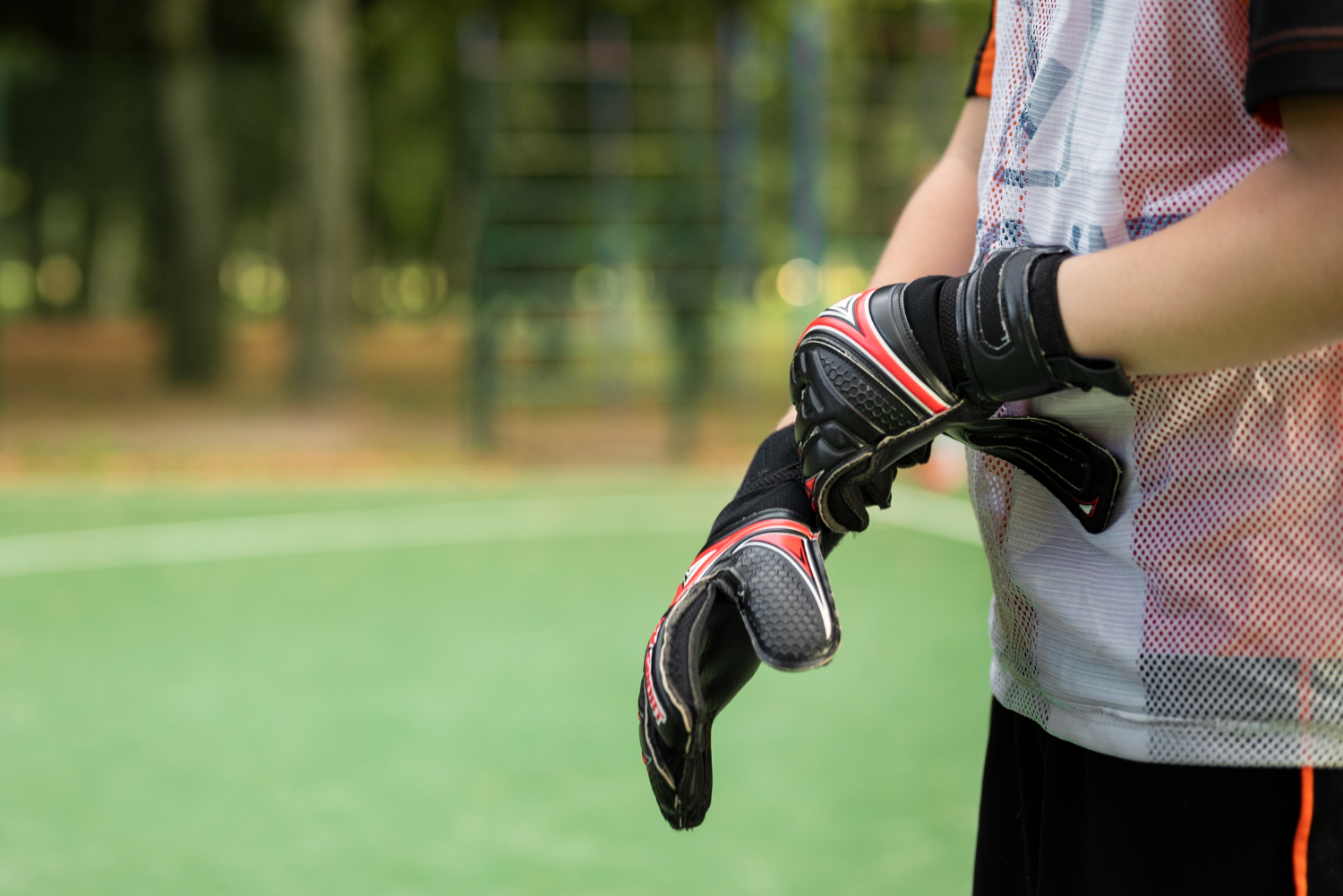 Engenharia de polímeros e ergonomia redefinem a segurança do goleiro no futebol moderno