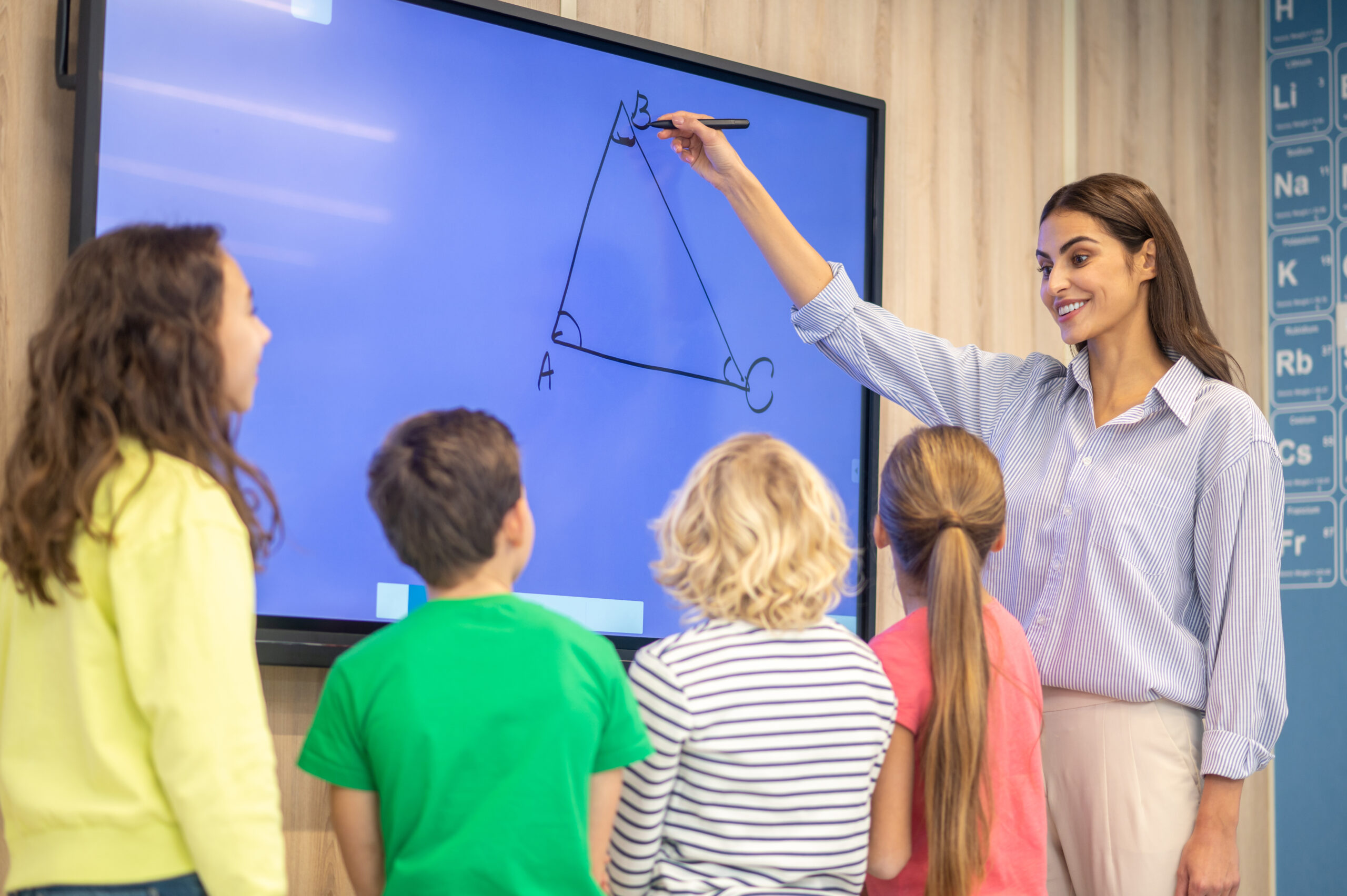 COMO PROFESSORES USAM A TECNOLOGIA SEM PERDER A CONEXÃO COM A SALA
