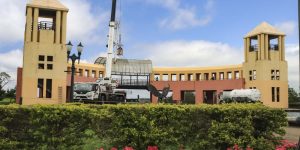 Preparativos para o Natal em Curitiba: guindaste de 44 metros no Parque Tanguá