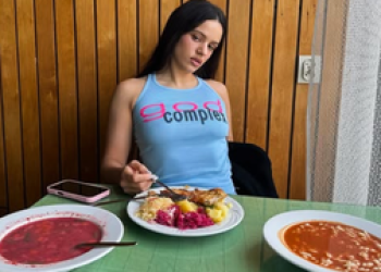 café da manhã de Rosalía é rica em gordura e proteína, com abacate e peito de peru, para evitar lanches entre as refeições