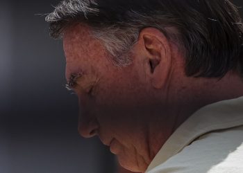 Jair Bolsonaro em frente à sua residência. Brasília (DF), 03