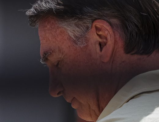 Jair Bolsonaro em frente à sua residência. Brasília (DF), 03