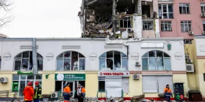 Ataque em Kyiv: Zelensky parte para conversas de paz com Trump