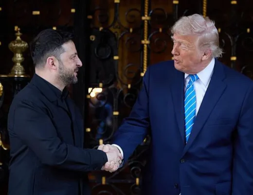 Volodymyr Zelensky e Donald Trump sorrindo e apertando as mãos fora de sua propriedade na Flórida