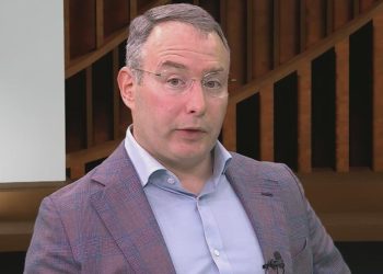 Alex Vindman critica corrupção de Trump em campanha ao Senado na Flórida