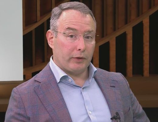 Alex Vindman critica corrupção de Trump em campanha ao Senado na Flórida