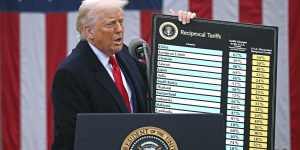 Trump promete pagamento de dividendos de tarifa de $2.000 a americanos