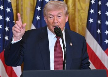 Trump determina que Pentágono compre energia de usinas de carvão