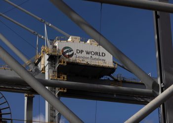 Instituição britânica suspende negócios com DP World por ligações a Epstein