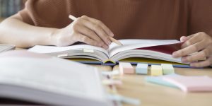 1269525-close-up-de-aluno-estudando-gratis-foto (1)