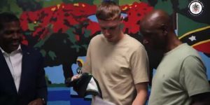 Cole Palmer é recebido com honra e festa em país caribenho de origem do avô