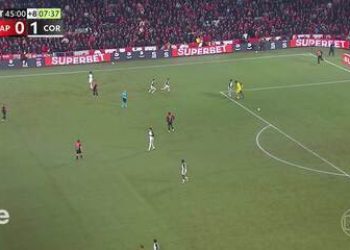 Torcedor invade o campo e empurra Hugo Souza; veja