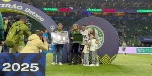 Zé Rafael é homenageado pela diretoria do Palmeiras antes do clássico
