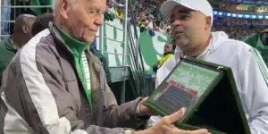 Torcida do Palmeiras homenageia Ademir da Guia com bandeirão