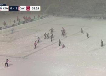 Final do Campeonato Canadense tem golaço de bicicleta na neve