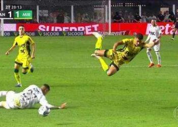 Aos 28 min do 2º tempo - cartão amarelo de Zé Ivaldo do Santos contra o Mirassol