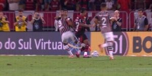 Veja a análise do VAR do possível pênalti de Thiago Silva em Bruno Henrique