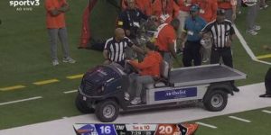 Árbitro se machuca sozinho e precisa ser substituído em partida da NFL