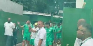 Abel Ferreira e jogadores do Palmeiras cumprimentam torcida em despedida no CT