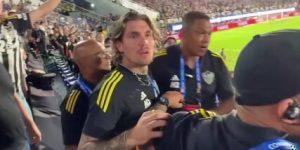 Jogadores do Atlético-MG e torcedor batem boca na final da Sul-Americana