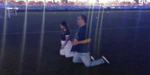 Pedro Rocha e vice-presidente do Remo atravessam gramado de joelhos após acesso do Remo