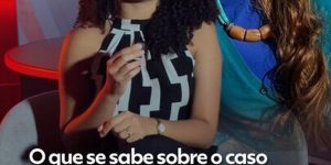 A jornalista americana Shelly Kittleson posa para uma foto com celular em um caf