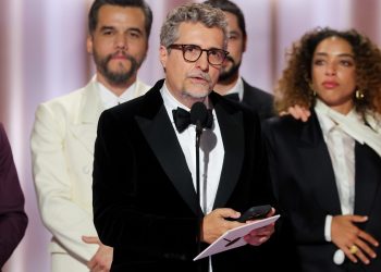 m colorida de Kleber Mendonça Filho no palco da 83ª edição anual do Globo de Ouro