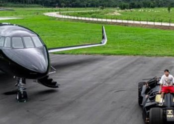Neymar exibe frota luxuosa avaliada em mais de 50 milhões: jato, helicóptero... e o carro do Batman