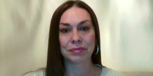 Sobrevivente de Epstein diz que não vamos embora enquanto DOJ de Trump tenta seguir em frente