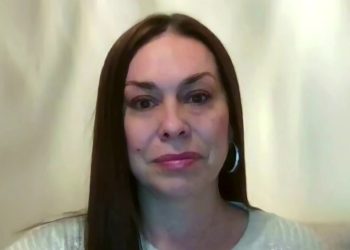 Sobrevivente de Epstein diz que não vamos embora enquanto DOJ de Trump tenta seguir em frente