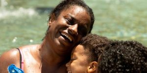 Filme brasileiro emocionante na Netflix provoca reflexões sobre maternidade