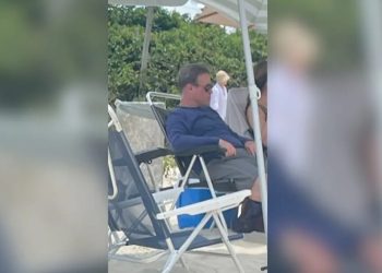 m colorida do ministro André Mendonça, na praia de Jurerê