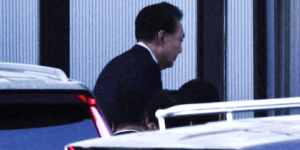 Yoon Suk Yeol chega ao escritório de investigação de corrupção da Coreia do Sul