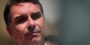 m colorida do senador Flávio Bolsonaro