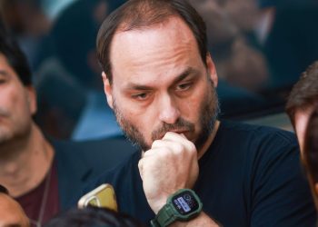 Carlos Bolsonaro expressa preocupação em visita ao pai na Papudinha