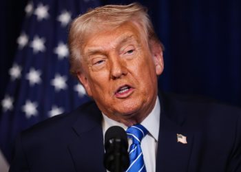 m colorida mostra Donald Trump