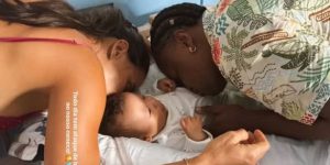 Momentos especiais: Carol Peixinho e Thiaguinho compartilham carinho com o filho