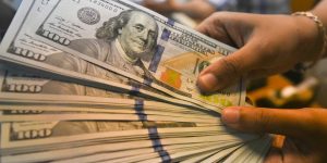 2018-05-08t041710z-348892478-rc121f0583c0-rtrmadp-3-indonesia-economy-forex