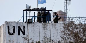Foto: 1 de 1 Membros das forças de paz da ONU (Unifil) observam a fronteira entr