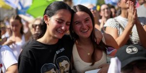 Troca de reféns entre Israel e Hamas gera emoção e esperança