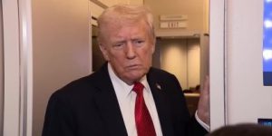 O presidente dos EUA, Donald Trump, falando com repórteres a bordo do Air Force One • Reuters